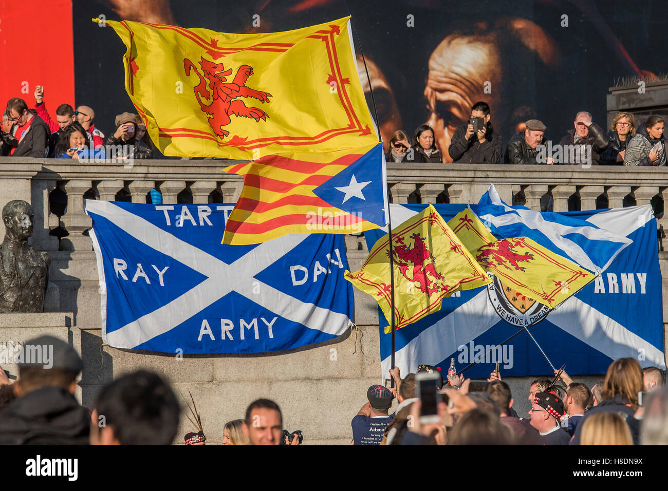 London, UK. 11. November 2016. Schottland-Fußball-Fans versammeln sich am Trafalgar Square vor das heutige Fußballspiel gegen England.  Hier Horten vor der dramatischen für über Caravaggio in der National Gallery - 11. November 2016, London. Bildnachweis: Guy Bell/Alamy Live-Nachrichten Stockfoto