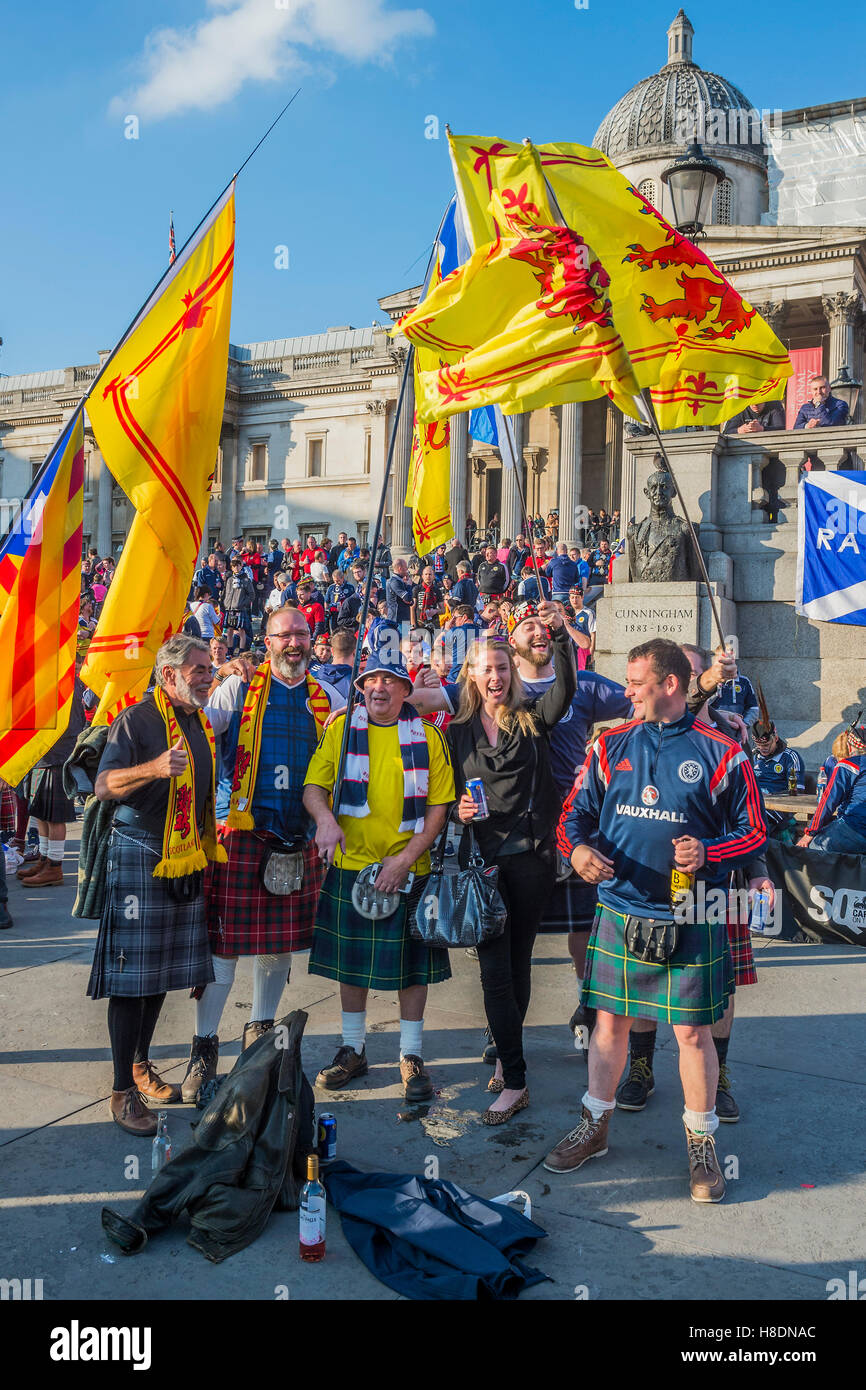 London, UK. 11. November 2016. Schottland-Fußball-Fans versammeln sich am Trafalgar Square vor das heutige Fußballspiel gegen England - 11. November 2016, London. Bildnachweis: Guy Bell/Alamy Live-Nachrichten Stockfoto