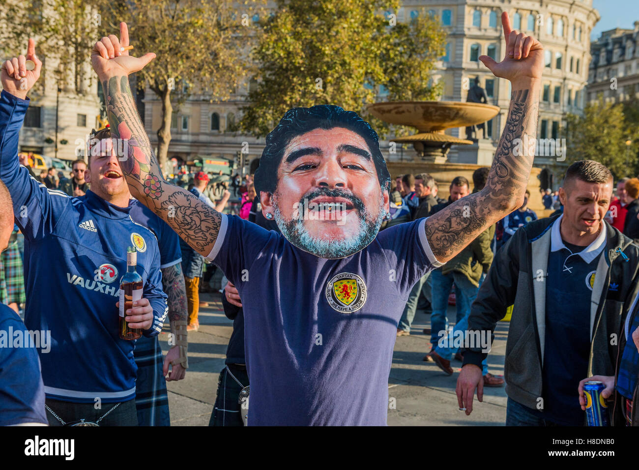 London, UK. 11. November 2016. Verspotten sie England mit Masken von Maradona und singen über ihn klopfen sie aus der World Cup vor Jahrzehnten. Schottland-Fußball-Fans versammeln sich am Trafalgar Square vor das heutige Fußballspiel gegen England - 11. November 2016, London. Bildnachweis: Guy Bell/Alamy Live-Nachrichten Stockfoto