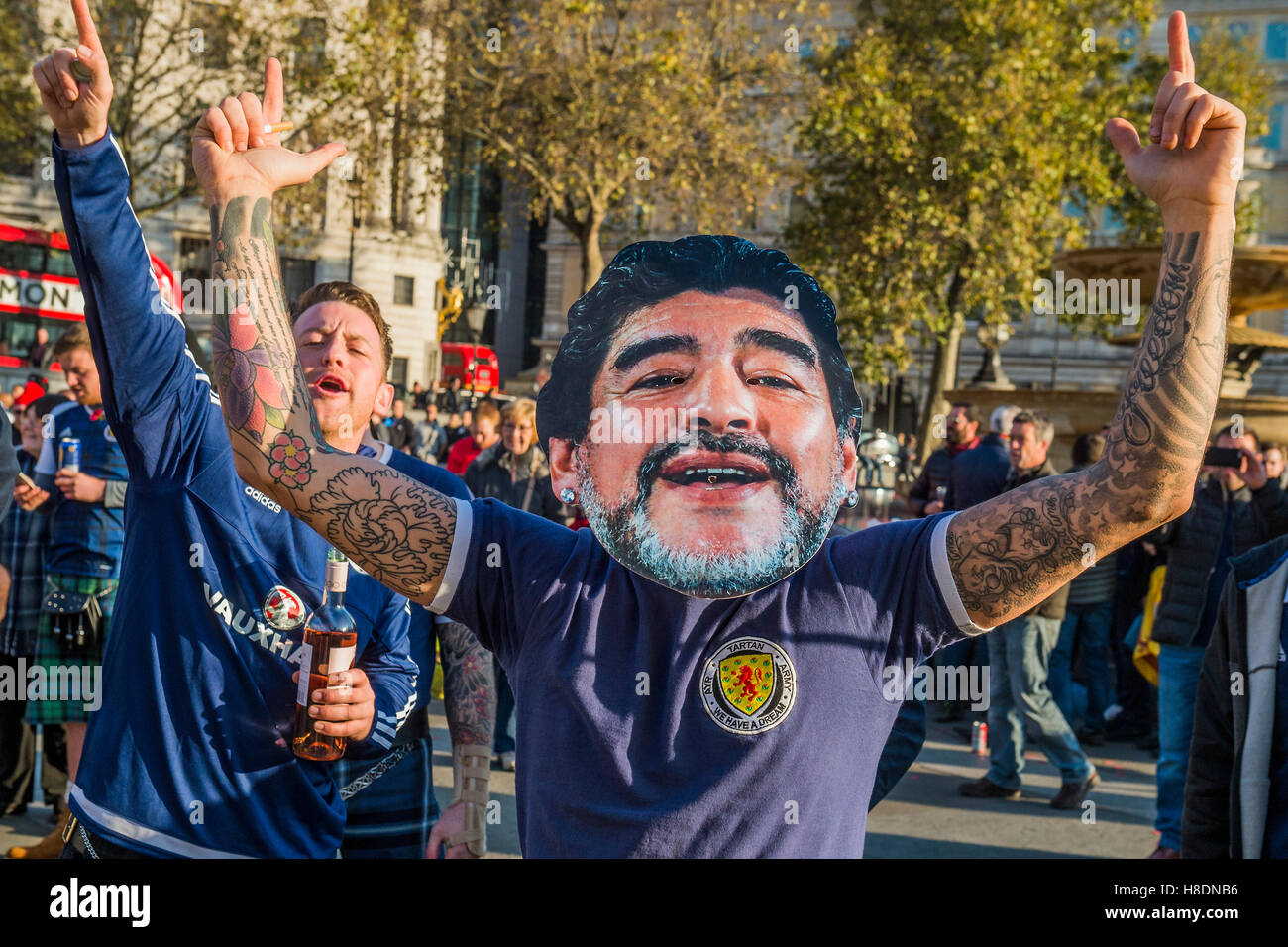 London, UK. 11. November 2016. Verspotten sie England mit Masken von Maradona und singen über ihn klopfen sie aus der World Cup vor Jahrzehnten. Schottland-Fußball-Fans versammeln sich am Trafalgar Square vor das heutige Fußballspiel gegen England - 11. November 2016, London. Bildnachweis: Guy Bell/Alamy Live-Nachrichten Stockfoto