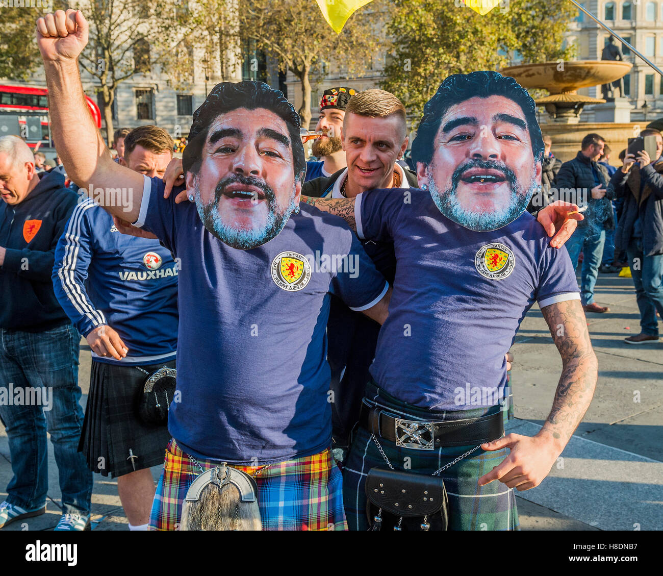 London, UK. 11. November 2016. Verspotten sie England mit Masken von Maradona und singen über ihn klopfen sie aus der World Cup vor Jahrzehnten. Schottland-Fußball-Fans versammeln sich am Trafalgar Square vor das heutige Fußballspiel gegen England - 11. November 2016, London. Bildnachweis: Guy Bell/Alamy Live-Nachrichten Stockfoto