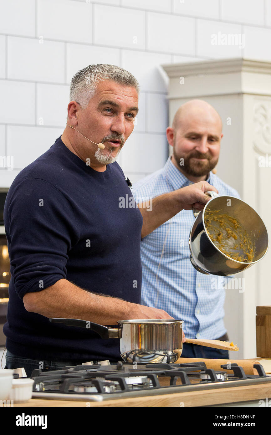 Paul Hollywood und Barney Desmazery während eine kochende Demo auf BBC Good Food Show am Olympia in London. Stockfoto