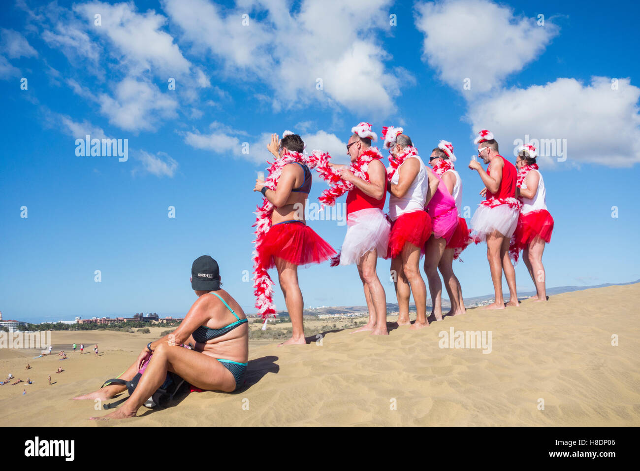 Beginn der deutschen Karneval Saison auf Gay FKK-Strand von Maspalomas, Gran  Canaria, Kanarische Inseln, Spanien Stockfotografie - Alamy