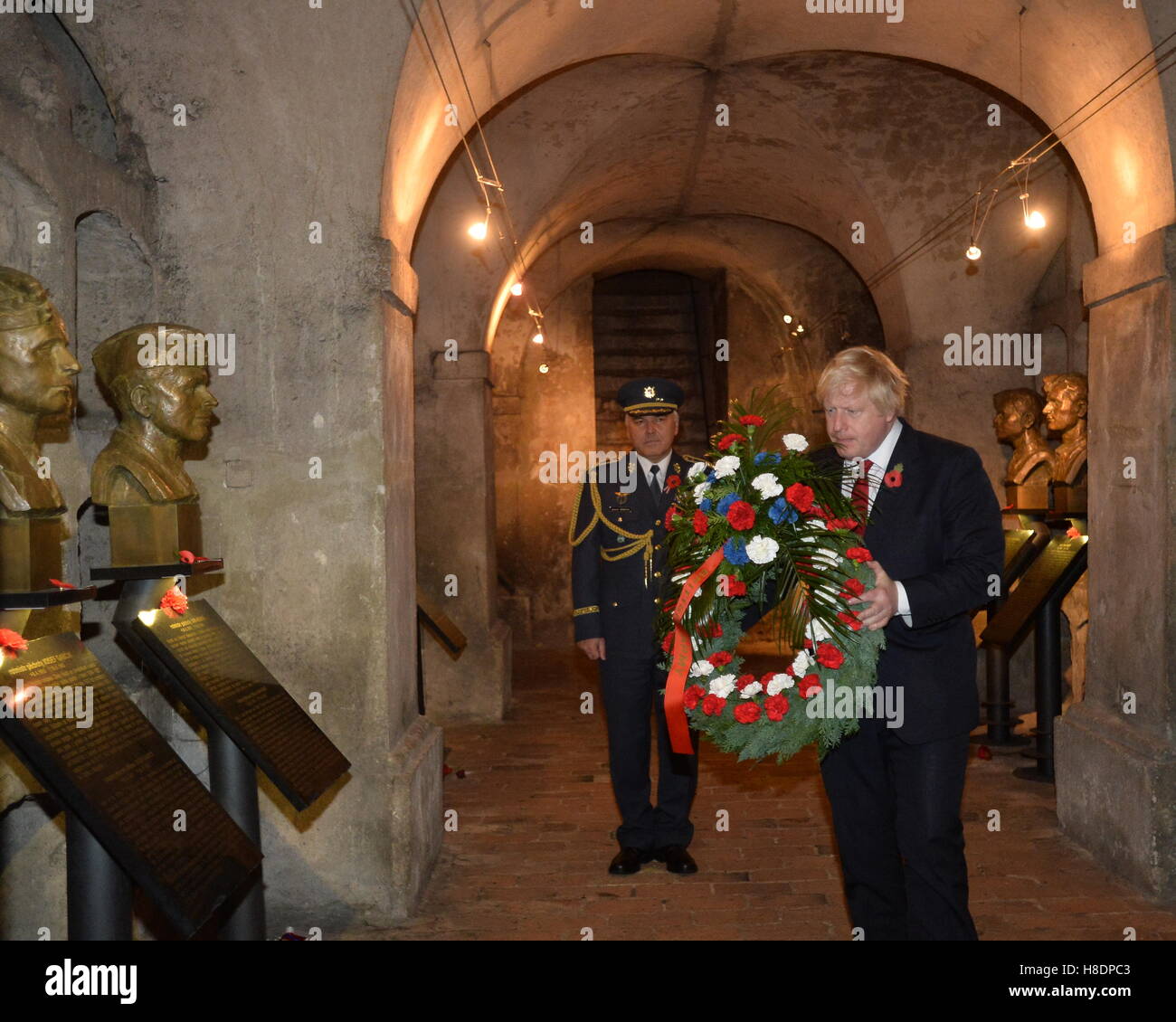 Prag, Tschechische Republik. 11. November 2016. Britische Außenminister Boris Johnson (siehe Foto) legt die Blumen am Denkmal zu den tschechoslowakischen Fallschirmjäger, die in den tödlichen Angriff auf hochrangige Nazi-Offizier Reinhard Heydrich 1942 in die orthodoxe Kirche der Heiligen Cyrill und Methodius in Prag, Tschechische Republik, 11. November 2016 unterstützt. Bildnachweis: Katerina Sulova/CTK Foto/Alamy Live-Nachrichten Stockfoto