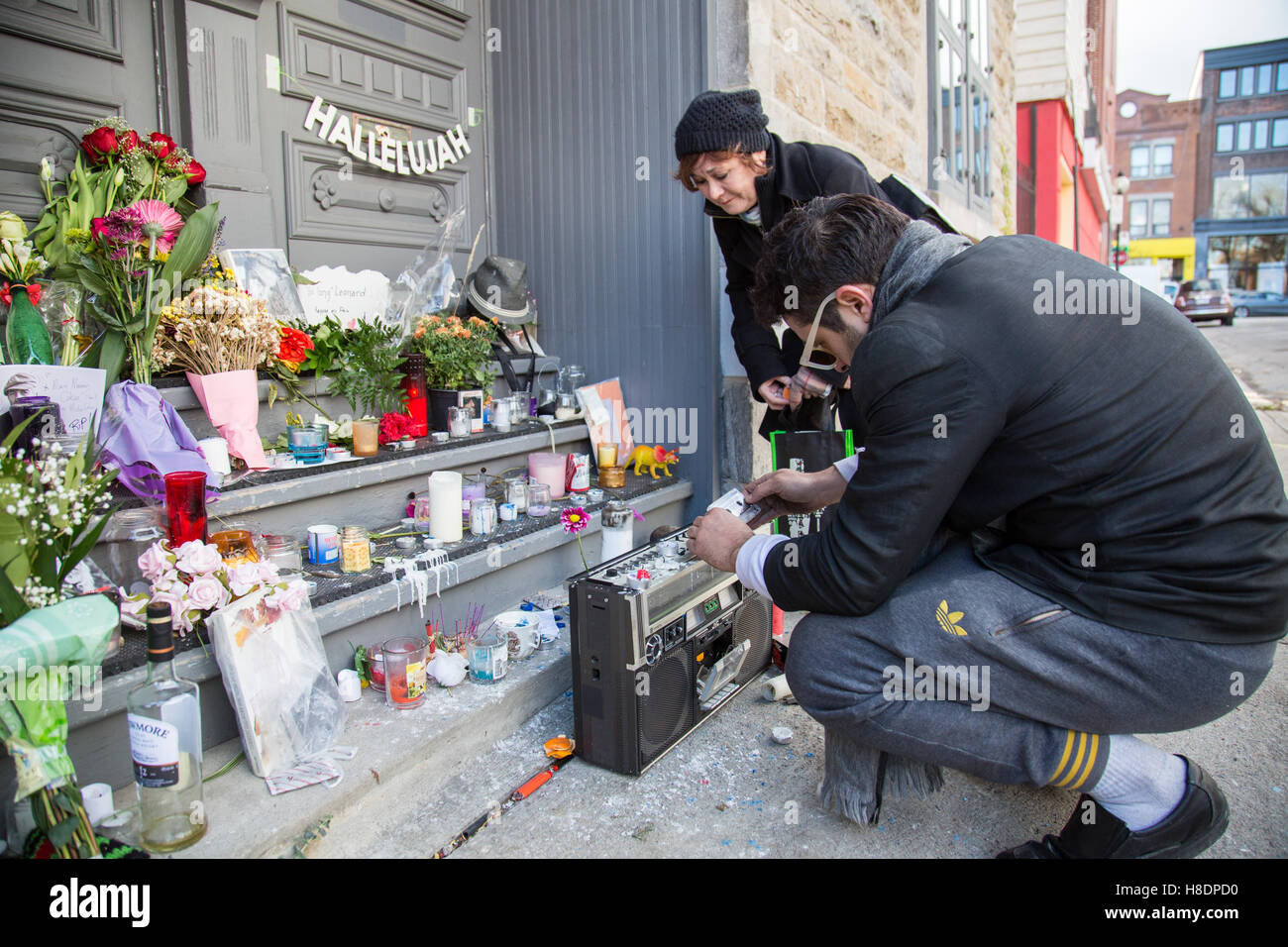 Montreal, Kanada, 11. November 2016. Leonard Cohen-Fans versammelten sich vor seinem Haus Montreal ihren Respekt an den Künstler zu zahlen, die im Alter von 82 Jahren verstorben. Bildnachweis: Cristian Mijea/Alamy Live-Nachrichten Stockfoto