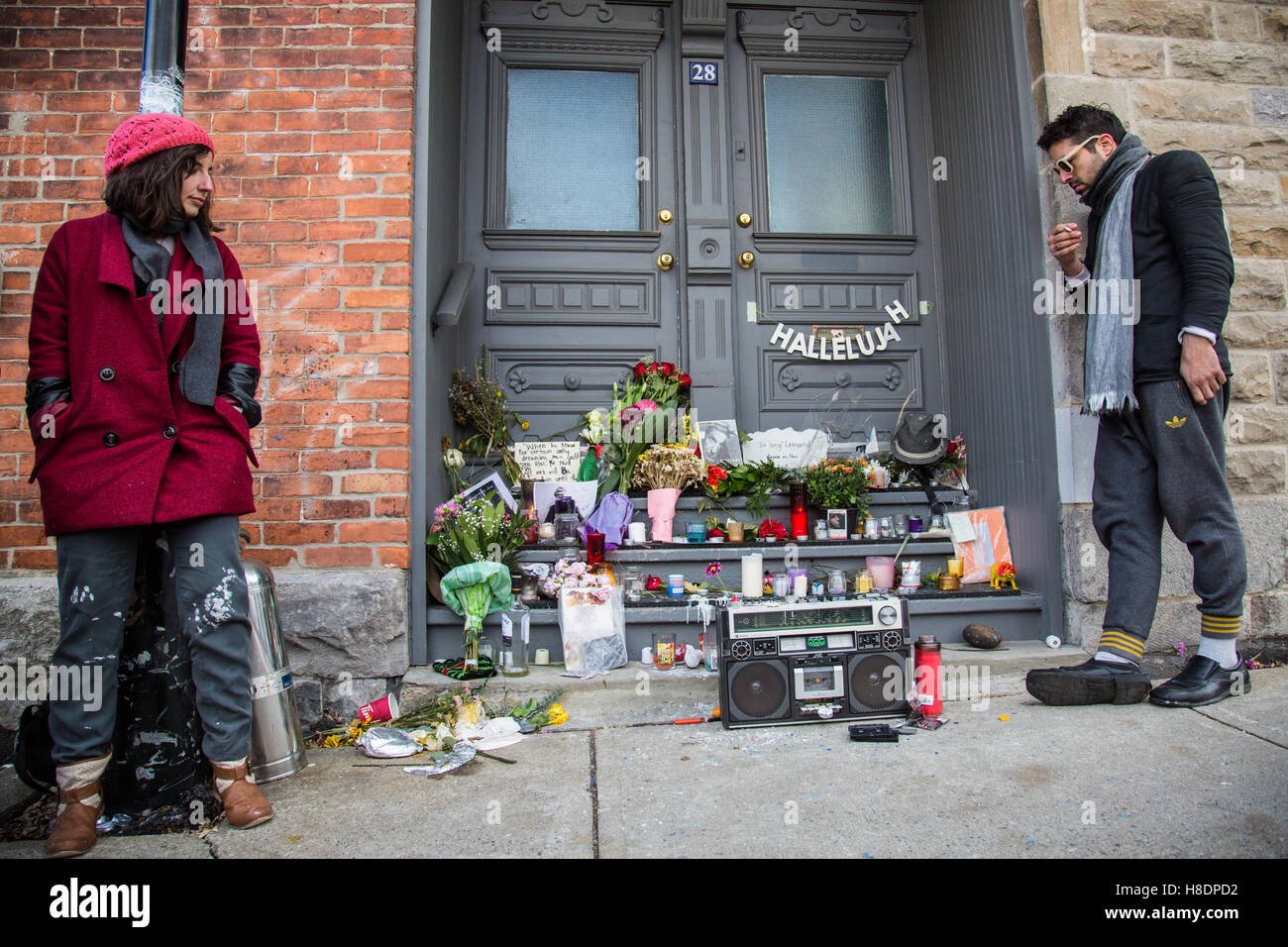 Montreal, Kanada, 11. November 2016. Leonard Cohen-Fans versammelten sich vor seinem Haus Montreal ihren Respekt an den Künstler zu zahlen, die im Alter von 82 Jahren verstorben. Bildnachweis: Cristian Mijea/Alamy Live-Nachrichten Stockfoto