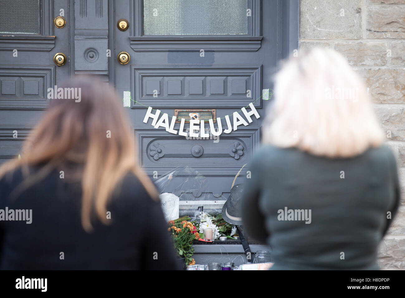 Montreal, Kanada, 11. November 2016. Leonard Cohen-Fans versammelten sich vor seinem Haus Montreal ihren Respekt an den Künstler zu zahlen, die im Alter von 82 Jahren verstorben. Bildnachweis: Cristian Mijea/Alamy Live-Nachrichten Stockfoto