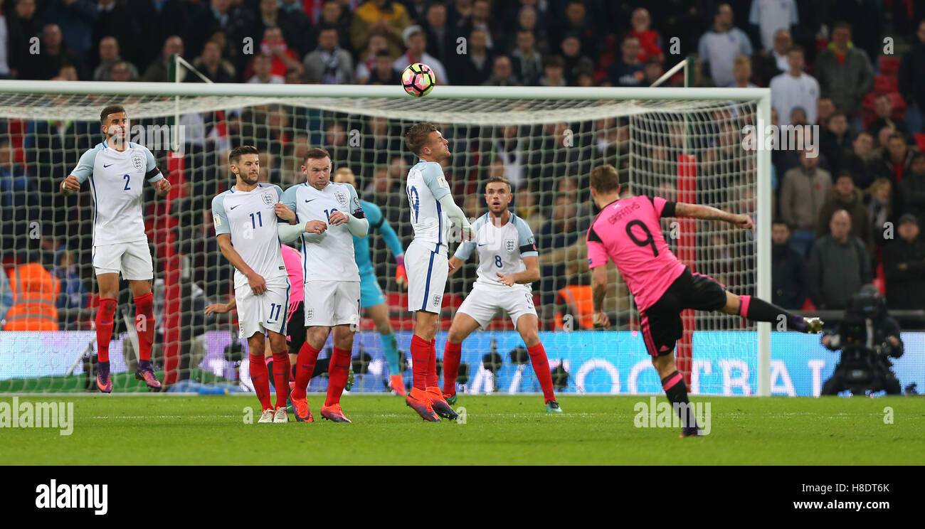 Wembley Stadium, London, UK.11th November 2016.  EnglandÕs Jamie Vardy Köpfe Leigh Griffiths Freistoß über das Ziel während der FIFA World Cup Qualifier match zwischen England und Schottland im Wembley Stadion in London.  Bildnachweis: Tele Bilder / Alamy Live News Stockfoto