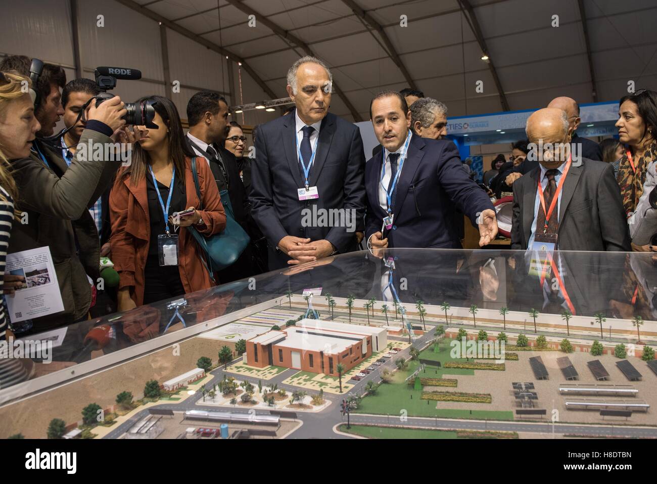 (161111) besucht--Marrakesch (Marokko), 11. November 2016 (Xinhua)--der 22. Konferenz der Vertragsparteien der United Nations Framework Convention on Climate Change (COP22), Salaheddine Mezouar (C-L), eine Ausstellung parallel zu COP22 in Marrakesch, Marokko, am 11. November 2016. (Xinhua/Meng Tao) Stockfoto