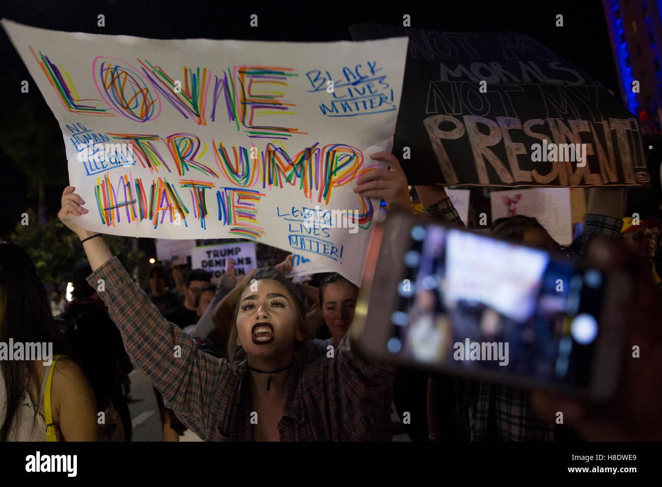 Miami, Florida, USA. 11. November 2016. Menschen halten Plakate hoch, auf einer Anti Donald Trump-Kundgebung am 11. November 2016 in Miami, Florida. Bildnachweis: Chirag Wakaskar/Alamy Live-Nachrichten Stockfoto