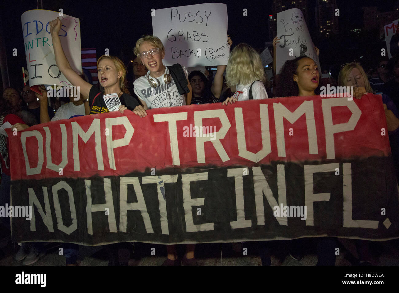 Miami, Florida, USA. 11. November 2016. Menschen halten Plakate hoch, auf einer Anti Donald Trump-Kundgebung am 11. November 2016 in Miami, Florida. Bildnachweis: Chirag Wakaskar/Alamy Live-Nachrichten Stockfoto