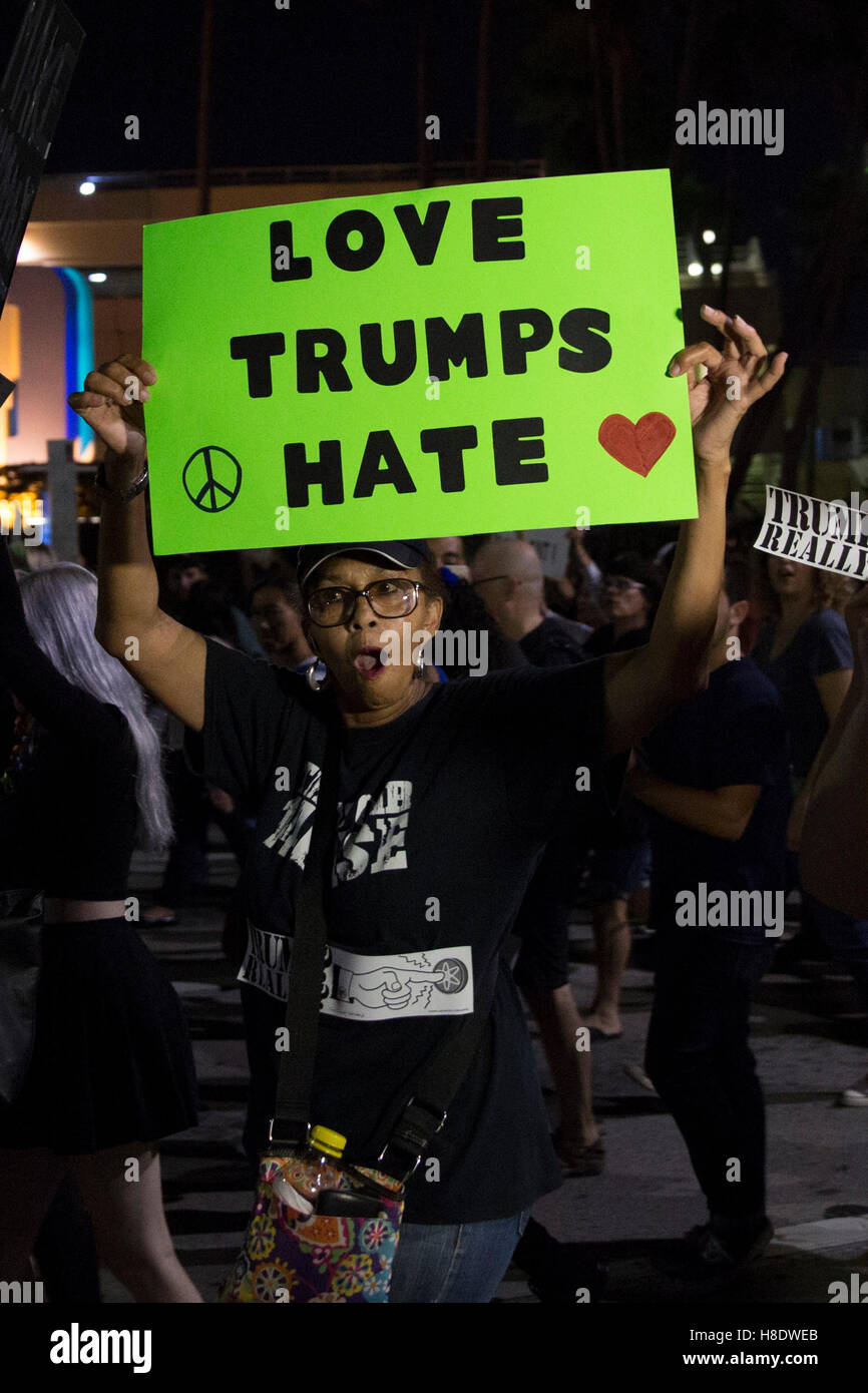 Miami, Florida, USA. 11. November 2016. Menschen halten Plakate hoch, auf einer Anti Donald Trump-Kundgebung am 11. November 2016 in Miami, Florida. Bildnachweis: Chirag Wakaskar/Alamy Live-Nachrichten Stockfoto