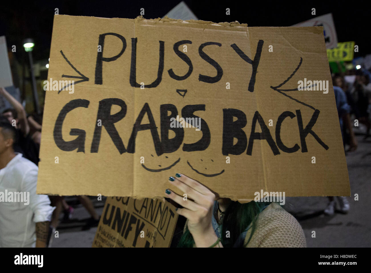 Miami, Florida, USA. 11. November 2016. Menschen halten Plakate hoch, auf einer Anti Donald Trump-Kundgebung am 11. November 2016 in Miami, Florida. Bildnachweis: Chirag Wakaskar/Alamy Live-Nachrichten Stockfoto