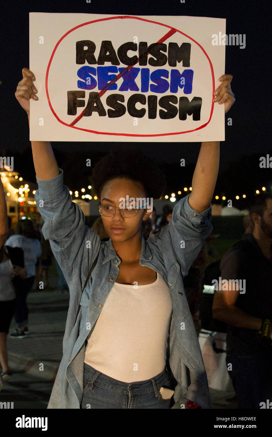 Miami, Florida, USA. 11. November 2016. Menschen halten Plakate hoch, auf einer Anti Donald Trump-Kundgebung am 11. November 2016 in Miami, Florida. Bildnachweis: Chirag Wakaskar/Alamy Live-Nachrichten Stockfoto