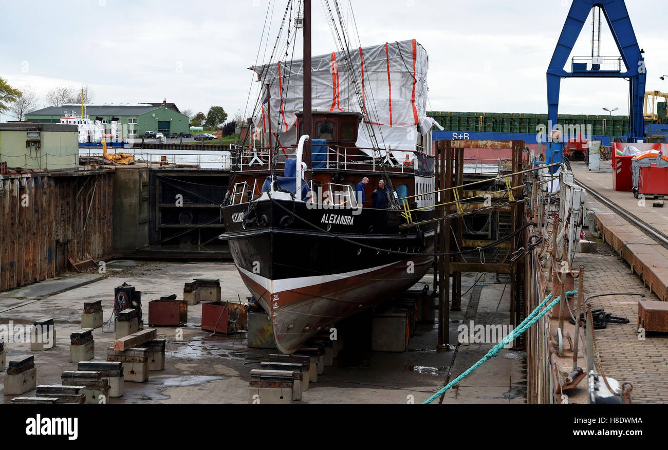 Husum, Deutschland. 3. November 2016. Das Museum Dampfschiff "Alexandra" gesehen in einem Kai in Husum, Deutschland, 3. November 2016. Das Ausflugsschiff aus Flensburg wird hier gründlich renoviert. Der 'Alex', gebaut im Jahre 1908, ist die letzten seegehenden Passagierdampfer in Deutschland. Foto: CARSTEN REHDER/Dpa/Alamy Live News Stockfoto