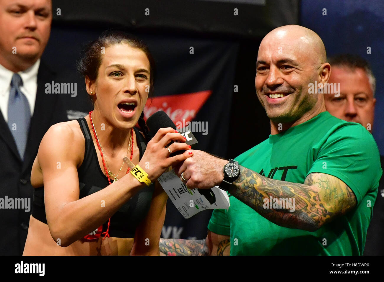 New York, NY, USA. 11, NOVEMBER 2016. Joanna Jedrzejczyk und Karolina Kowalkiewicz beim Wiegen-in bei UFC 205 im Madison Square Garden. Bildnachweis: Jason Silva / Alamy Live News Stockfoto