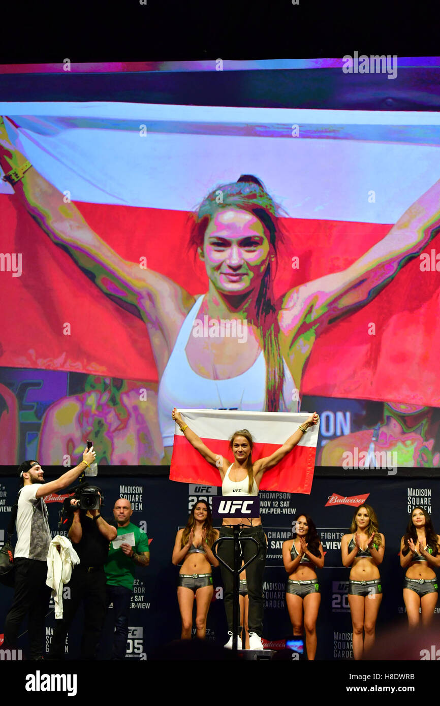 New York, NY, USA. 11, NOVEMBER 2016. Joanna Jedrzejczyk und Karolina Kowalkiewicz beim Wiegen-in bei UFC 205 im Madison Square Garden. Bildnachweis: Jason Silva / Alamy Live News Stockfoto