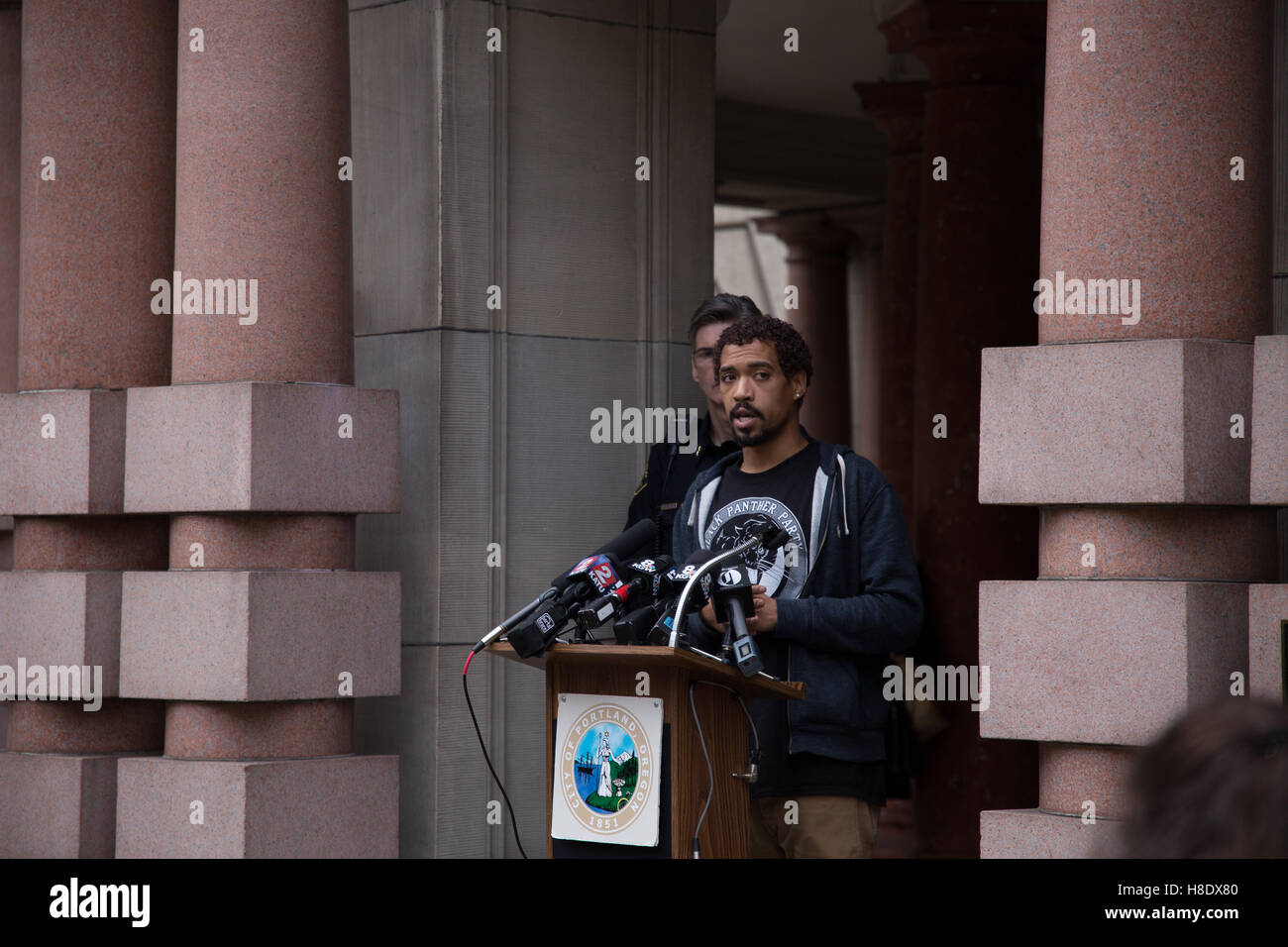 Portland, USA. 11. November 2016. Portland Oregon "Nicht mein Präsident" Protest Veranstalter spricht während einer Pressekonferenz drängen Menschen nicht zu im Zuge der Präsidentschaftswahl 2016 zu randalieren. Randalierer haben mehr als 1 Million Dollar Schadenersatz an die Stadt Portland während der Proteste "Nicht mein Präsident" verursacht. Bildnachweis: Joshua Rainey/Alamy Live-Nachrichten. Stockfoto