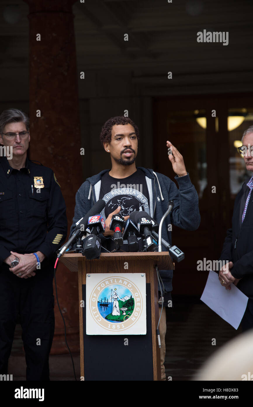 Portland, USA. 11. November 2016. Portland Oregon "Nicht mein Präsident" Protest Veranstalter spricht während einer Pressekonferenz drängen Menschen nicht zu im Zuge der Präsidentschaftswahl 2016 zu randalieren. Randalierer haben mehr als 1 Million Dollar Schadenersatz an die Stadt Portland während der Proteste "Nicht mein Präsident" verursacht. Bildnachweis: Joshua Rainey/Alamy Live-Nachrichten. Stockfoto