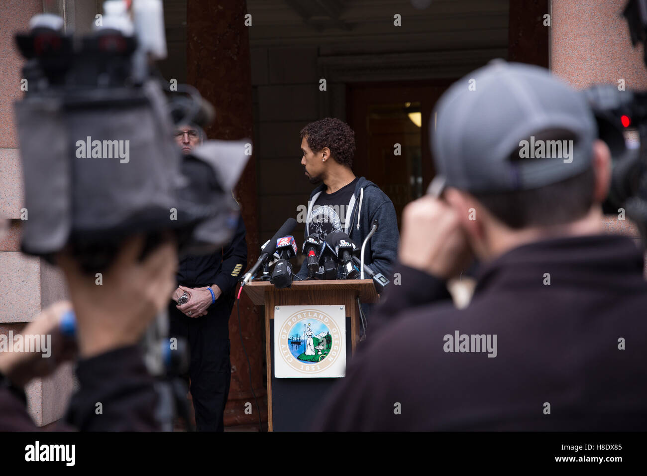 Portland, USA. 11. November 2016. Portland Oregon "Nicht mein Präsident" Protest Veranstalter spricht während einer Pressekonferenz drängen Menschen nicht zu im Zuge der Präsidentschaftswahl 2016 zu randalieren. Randalierer haben mehr als 1 Million Dollar Schadenersatz an die Stadt Portland während der Proteste "Nicht mein Präsident" verursacht. Bildnachweis: Joshua Rainey/Alamy Live-Nachrichten. Stockfoto