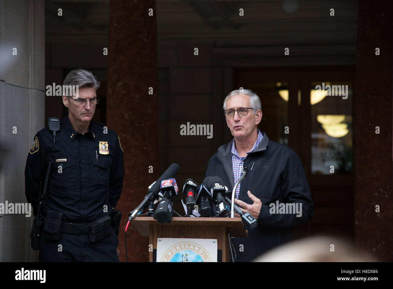 Portland, USA. 11. November 2016. Portland Oregon Bürgermeister Charlie Hales und Portland Polizei Bureau Chief der Polizei Mike Marshman sprechen im Rahmen einer Pressekonferenz, drängen die Menschen nicht zu protestieren oder Aufruhr im Zuge der Präsidentschaftswahl 2016. Randalierer haben mehr als 1 Million Dollar Schadenersatz an die Stadt Portland während der Proteste "Nicht mein Präsident" verursacht. Bildnachweis: Joshua Rainey/Alamy Live-Nachrichten. Stockfoto