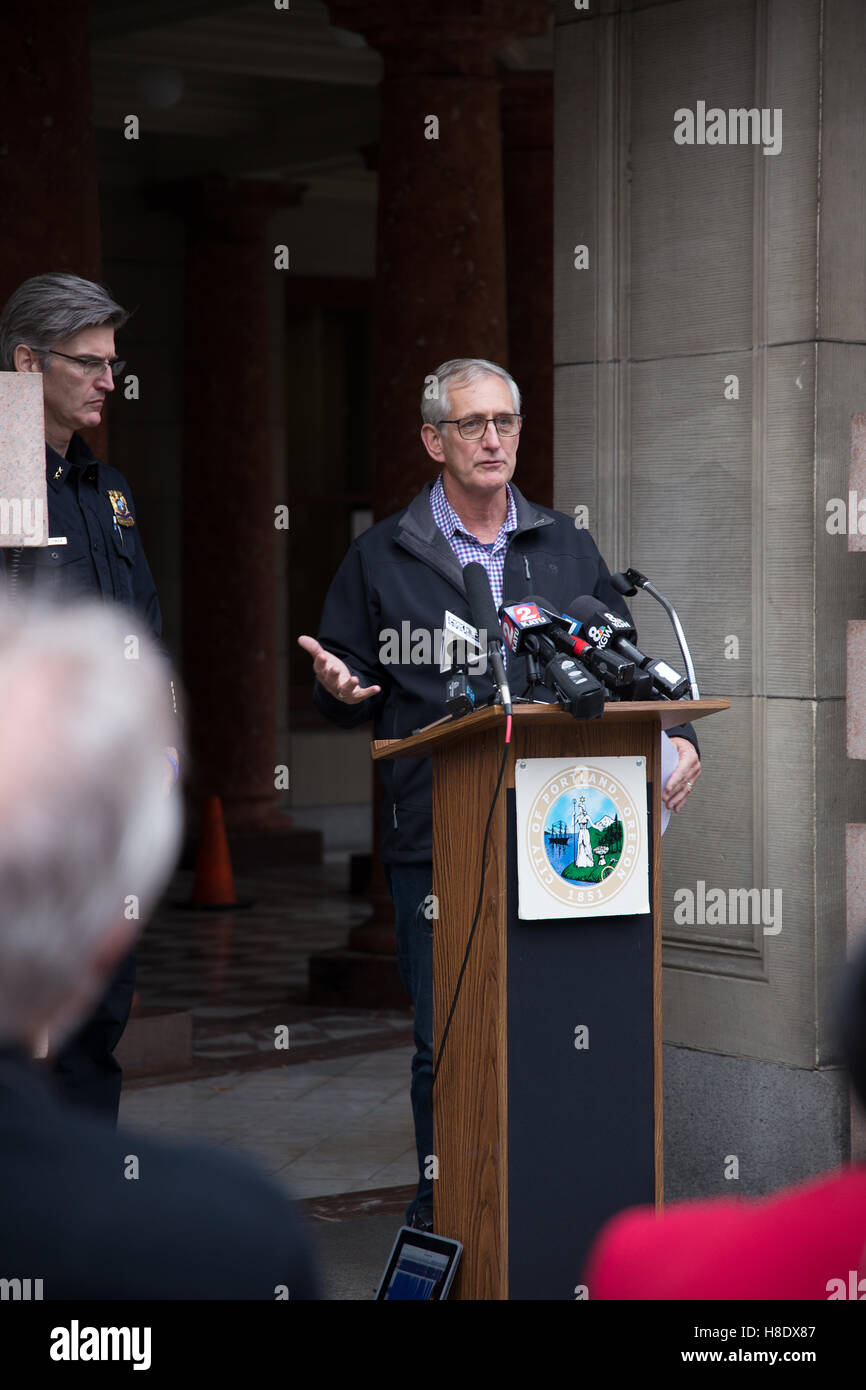 Portland, USA. 11. November 2016. Portland Oregon Bürgermeister Charlie Hales und Portland Polizei Bureau Chief der Polizei Mike Marshman sprechen im Rahmen einer Pressekonferenz, drängen die Menschen nicht zu protestieren oder Aufruhr im Zuge der Präsidentschaftswahl 2016. Randalierer haben mehr als 1 Million Dollar Schadenersatz an die Stadt Portland während der Proteste "Nicht mein Präsident" verursacht. Bildnachweis: Joshua Rainey/Alamy Live-Nachrichten. Stockfoto