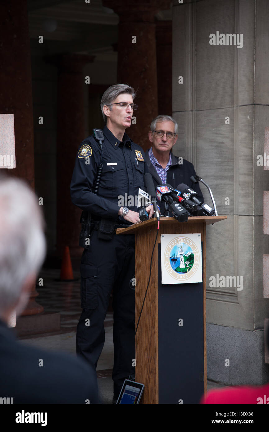 Portland, USA. 11. November 2016. Portland Oregon Bürgermeister Charlie Hales und Portland Polizei Bureau Chief der Polizei Mike Marshman sprechen im Rahmen einer Pressekonferenz, drängen die Menschen nicht zu protestieren oder Aufruhr im Zuge der Präsidentschaftswahl 2016. Randalierer haben mehr als 1 Million Dollar Schadenersatz an die Stadt Portland während der Proteste "Nicht mein Präsident" verursacht. Bildnachweis: Joshua Rainey/Alamy Live-Nachrichten. Stockfoto