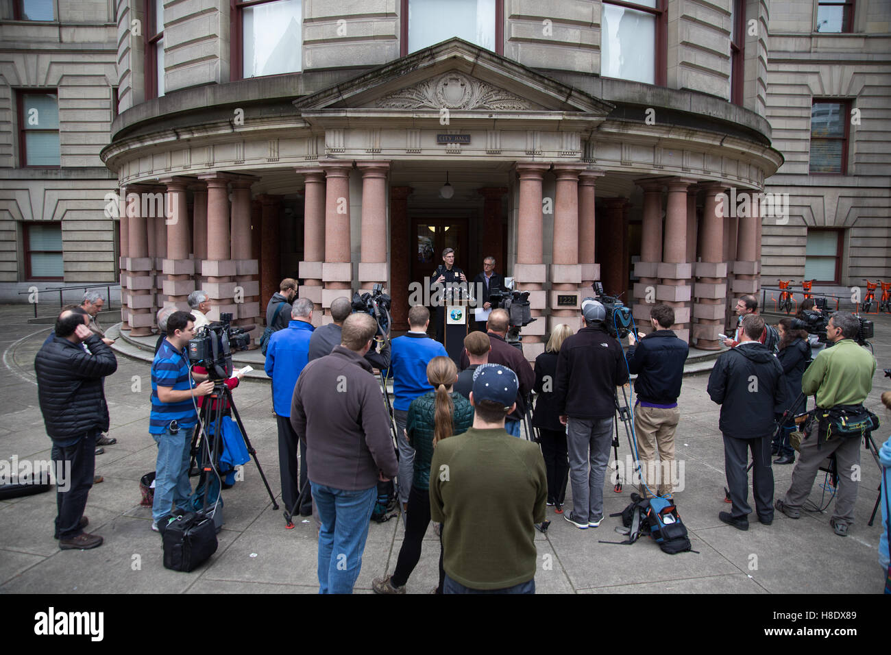 Portland, USA. 11. November 2016. Portland Oregon Bürgermeister Charlie Hales und Portland Polizei Bureau Chief der Polizei Mike Marshman sprechen im Rahmen einer Pressekonferenz, drängen die Menschen nicht zu protestieren oder Aufruhr im Zuge der Präsidentschaftswahl 2016. Randalierer haben mehr als 1 Million Dollar Schadenersatz an die Stadt Portland während der Proteste "Nicht mein Präsident" verursacht. Bildnachweis: Joshua Rainey/Alamy Live-Nachrichten. Stockfoto