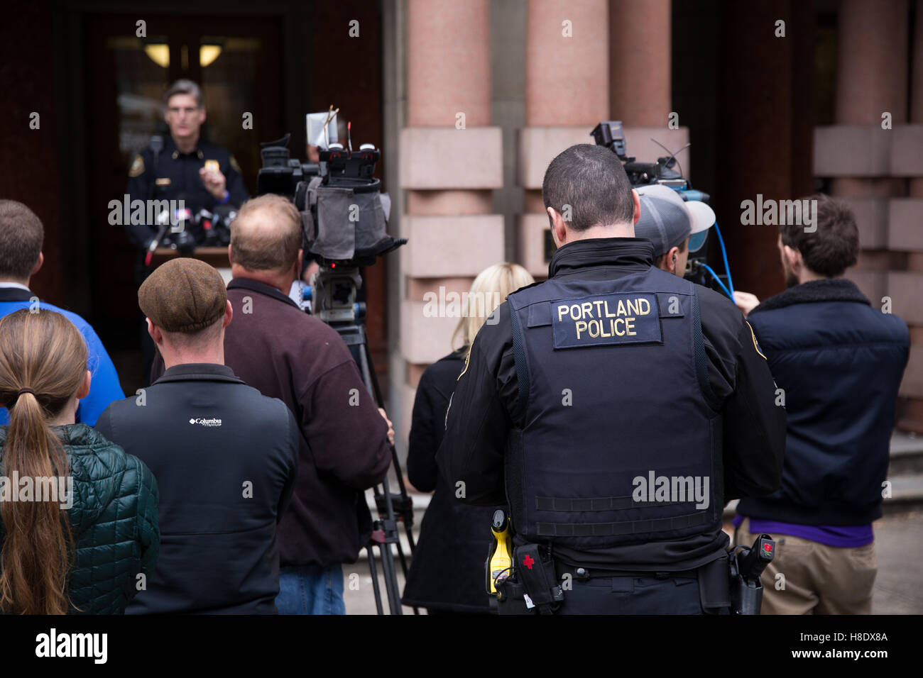 Portland, USA. 11. November 2016. Portland Oregon Bürgermeister Charlie Hales und Portland Polizei Bureau Chief der Polizei Mike Marshman sprechen im Rahmen einer Pressekonferenz, drängen die Menschen nicht zu protestieren oder Aufruhr im Zuge der Präsidentschaftswahl 2016. Randalierer haben mehr als 1 Million Dollar Schadenersatz an die Stadt Portland während der Proteste "Nicht mein Präsident" verursacht. Bildnachweis: Joshua Rainey/Alamy Live-Nachrichten. Stockfoto