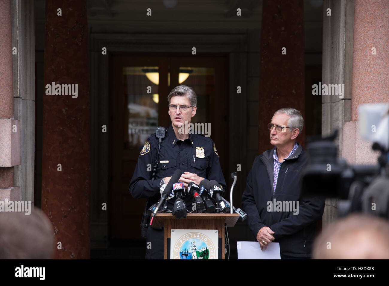 Portland, USA. 11. November 2016. Portland Oregon Bürgermeister Charlie Hales und Portland Polizei Bureau Chief der Polizei Mike Marshman sprechen im Rahmen einer Pressekonferenz, drängen die Menschen nicht zu protestieren oder Aufruhr im Zuge der Präsidentschaftswahl 2016. Randalierer haben mehr als 1 Million Dollar Schadenersatz an die Stadt Portland während der Proteste "Nicht mein Präsident" verursacht. Bildnachweis: Joshua Rainey/Alamy Live-Nachrichten. Stockfoto