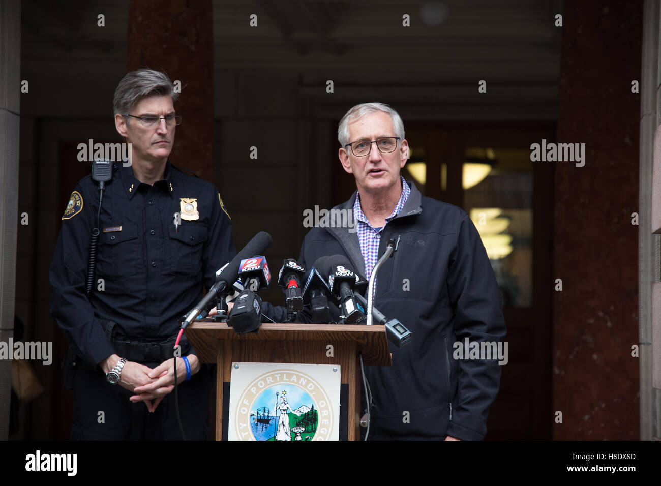 Portland, USA. 11. November 2016. Portland Oregon Bürgermeister Charlie Hales und Portland Polizei Bureau Chief der Polizei Mike Marshman sprechen im Rahmen einer Pressekonferenz, drängen die Menschen nicht zu protestieren oder Aufruhr im Zuge der Präsidentschaftswahl 2016. Randalierer haben mehr als 1 Million Dollar Schadenersatz an die Stadt Portland während der Proteste "Nicht mein Präsident" verursacht. Bildnachweis: Joshua Rainey/Alamy Live-Nachrichten. Stockfoto