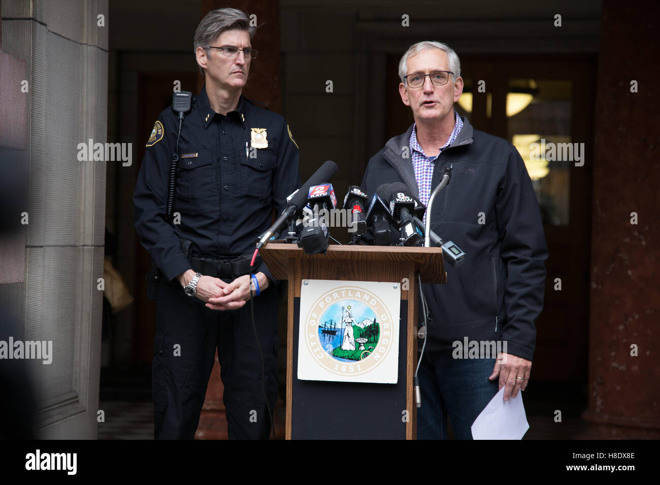 Portland, USA. 11. November 2016. Portland Oregon Bürgermeister Charlie Hales und Portland Polizei Bureau Chief der Polizei Mike Marshman sprechen im Rahmen einer Pressekonferenz, drängen die Menschen nicht zu protestieren oder Aufruhr im Zuge der Präsidentschaftswahl 2016. Randalierer haben mehr als 1 Million Dollar Schadenersatz an die Stadt Portland während der Proteste "Nicht mein Präsident" verursacht. Bildnachweis: Joshua Rainey/Alamy Live-Nachrichten. Stockfoto