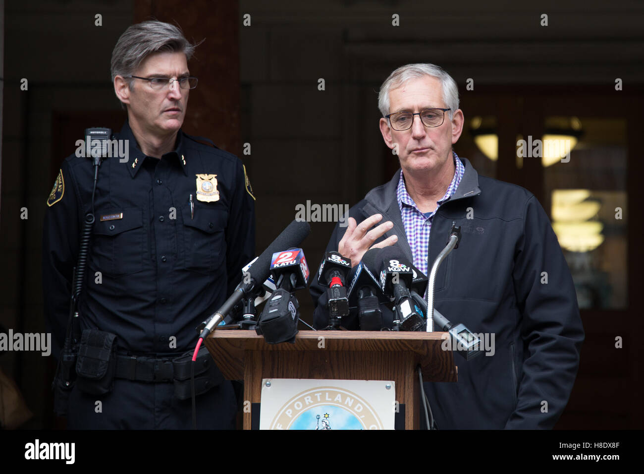 Portland, USA. 11. November 2016. Portland Oregon Bürgermeister Charlie Hales und Portland Polizei Bureau Chief der Polizei Mike Marshman sprechen im Rahmen einer Pressekonferenz, drängen die Menschen nicht zu protestieren oder Aufruhr im Zuge der Präsidentschaftswahl 2016. Randalierer haben mehr als 1 Million Dollar Schadenersatz an die Stadt Portland während der Proteste "Nicht mein Präsident" verursacht. Bildnachweis: Joshua Rainey/Alamy Live-Nachrichten. Stockfoto