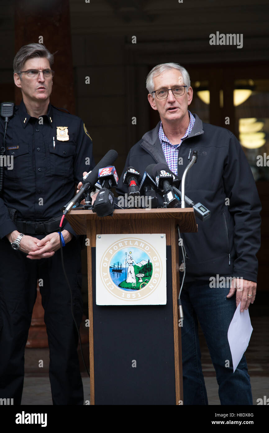 Portland, USA. 11. November 2016. Portland Oregon Bürgermeister Charlie Hales und Portland Polizei Bureau Chief der Polizei Mike Marshman sprechen im Rahmen einer Pressekonferenz, drängen die Menschen nicht zu protestieren oder Aufruhr im Zuge der Präsidentschaftswahl 2016. Randalierer haben mehr als 1 Million Dollar Schadenersatz an die Stadt Portland während der Proteste "Nicht mein Präsident" verursacht. Bildnachweis: Joshua Rainey/Alamy Live-Nachrichten. Stockfoto