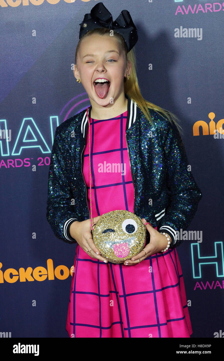 New York, USA. 11. November 2016. JoJo Siwa an The Nickelodeon HALO ...