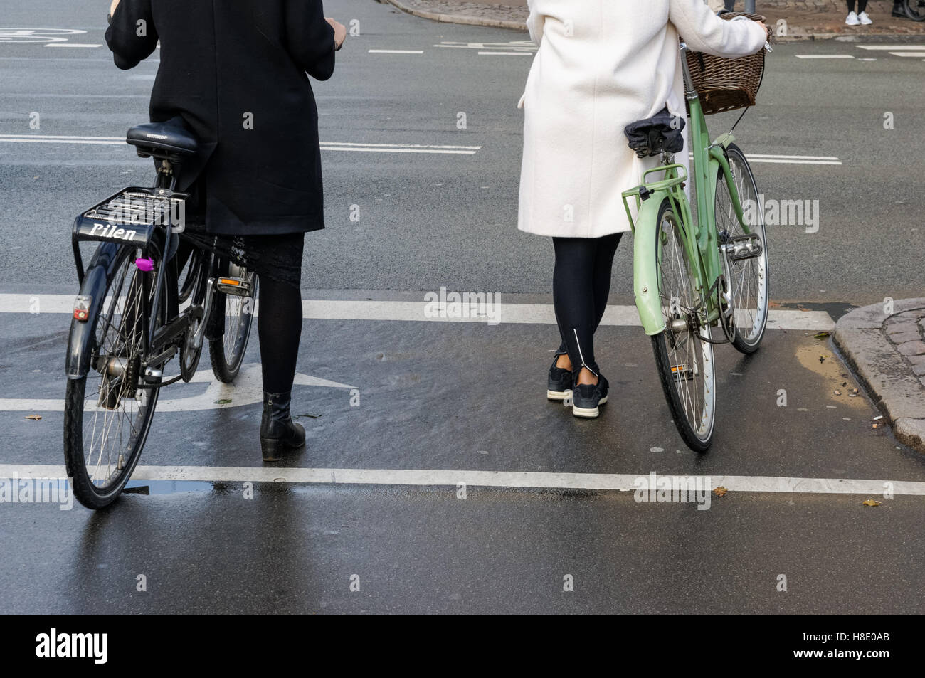 Junge Frauen Radfahren in Kopenhagen, Dänemark Stockfoto