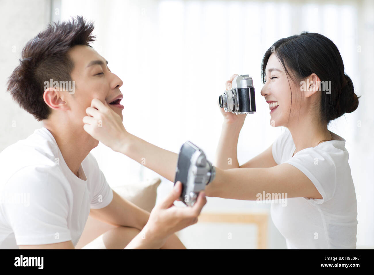 Junge chinesische paar fotografieren zu Hause Stockfoto