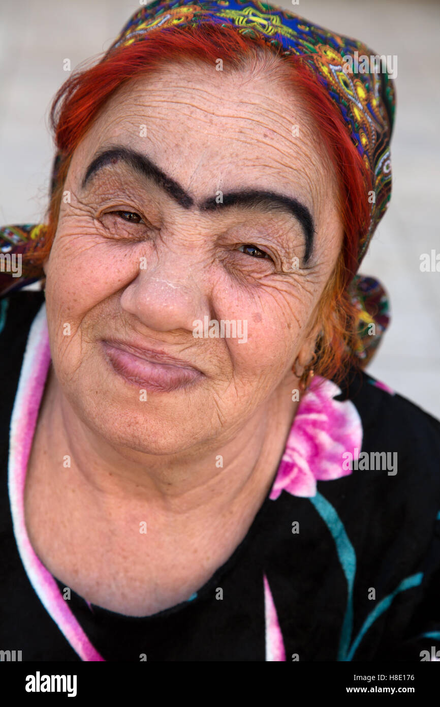 Usbekistan - Porträt des usbekischen Frau mit dicken schwarzen Augenbrauen Unibrow in Buchara Stockfoto