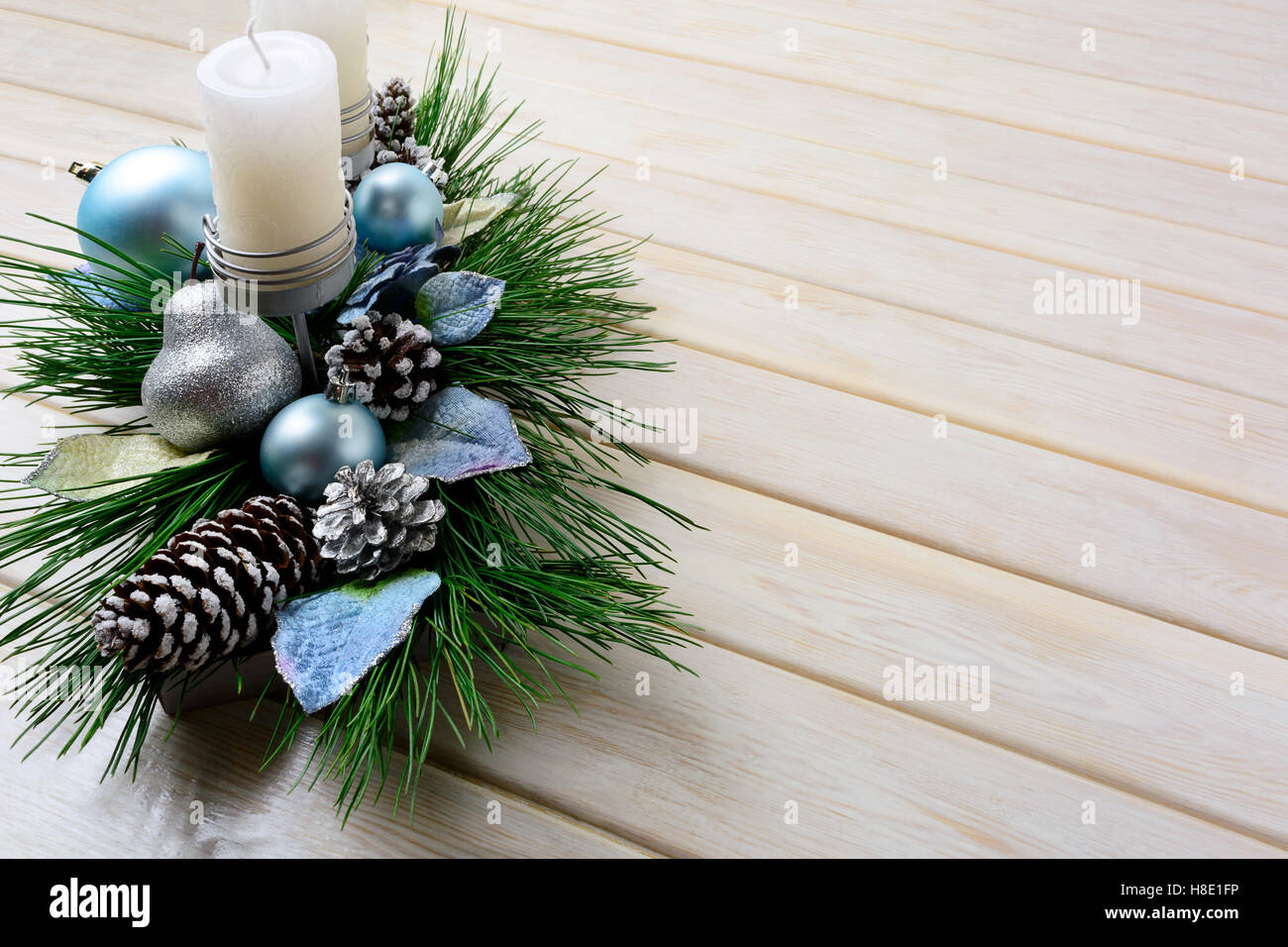 Weihnachten Hintergrund mit blauen Ornamenten verziert Kerzenhalter. Urlaub Weihnachtsdekoration mit blauen Ornamenten. Weihnachten-gr Stockfoto