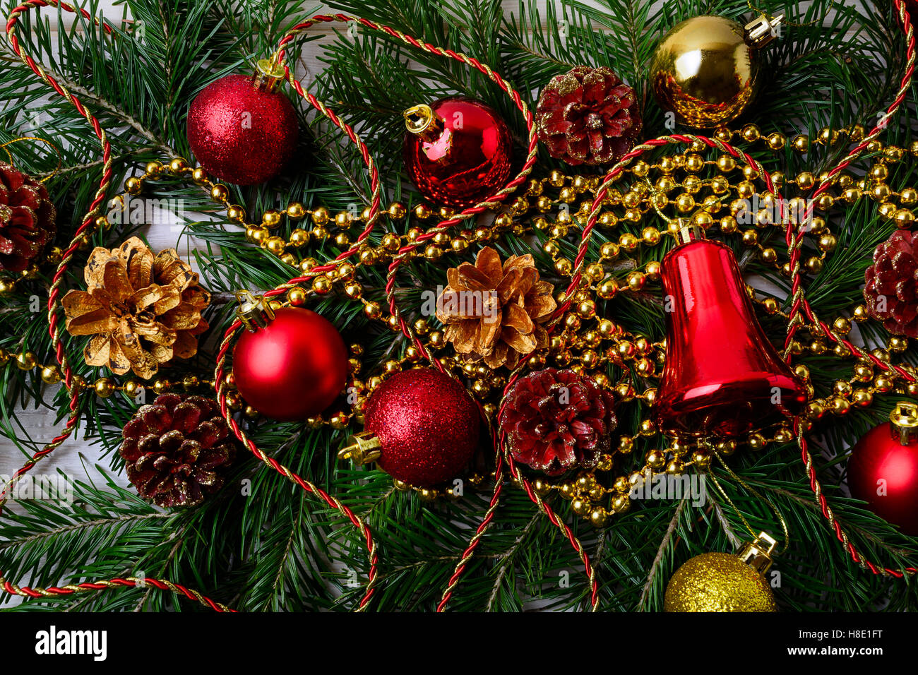 Weihnachten Hintergrund mit goldenen Perlen Weihnachten und roten Ornamenten. Weihnachts-Party-Dekoration mit glänzenden Kugeln. Stockfoto