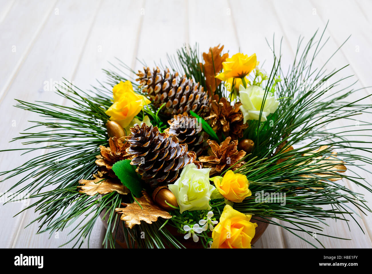 Weihnachten Hintergrund mit Tannenzweigen und goldenen verzierten Tannenzapfen. Weihnachtsgruß mit goldenen Dekor. Stockfoto