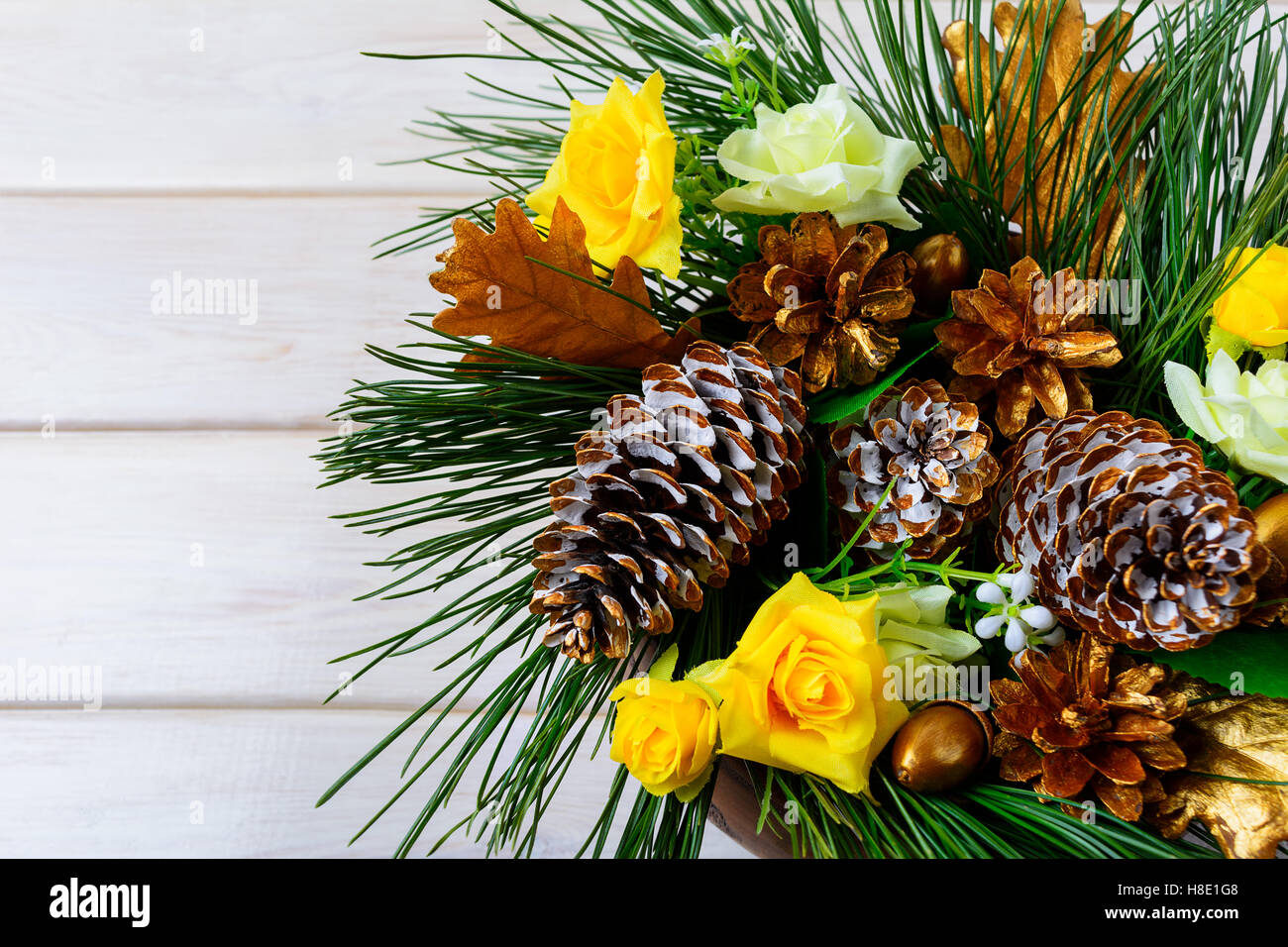 Weihnachts-Dekoration mit goldenen Tannenzapfen auf weißem Hintergrund. Weihnachtsgruß mit goldenen Dekor. Kopieren Sie Raum. Stockfoto
