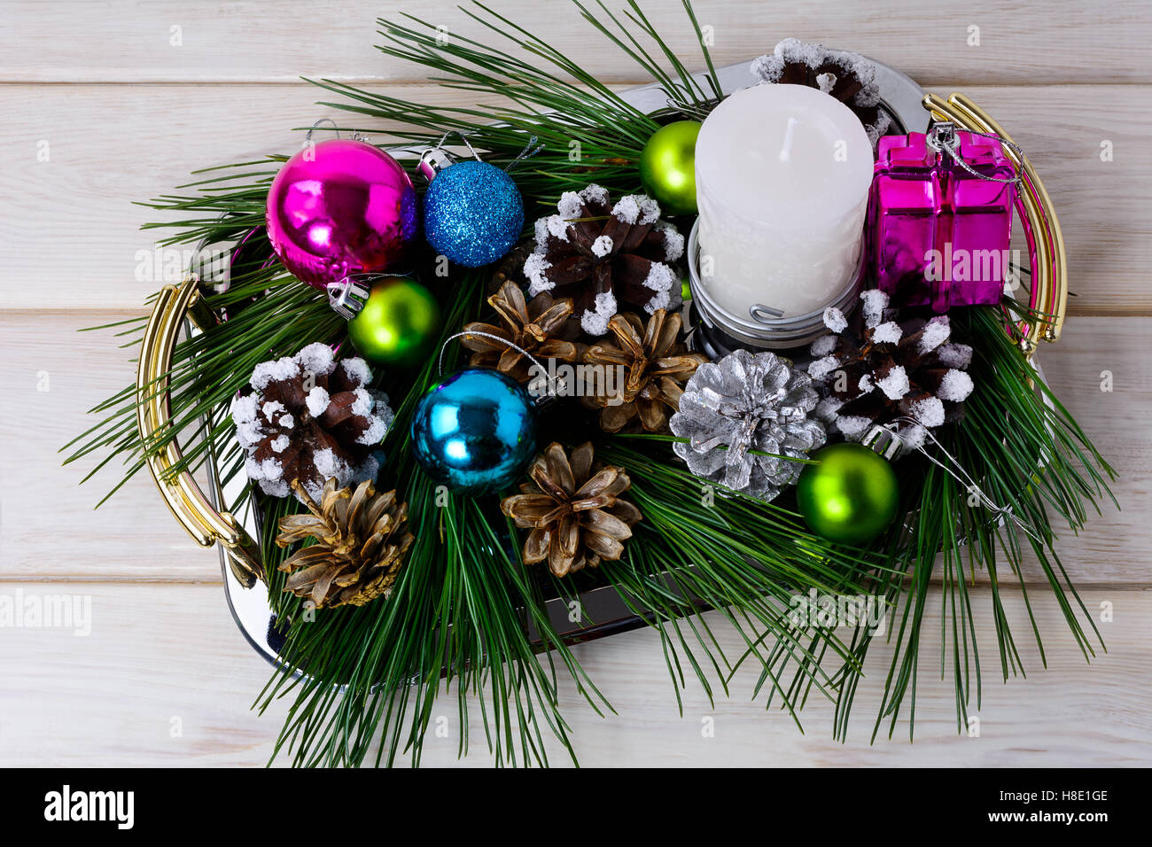Weihnachten bunten Ornamenten und Kerze Herzstück. Weihnachts-Dekoration mit Tannenzapfen. Weihnachten Gruß Hintergrund. Stockfoto