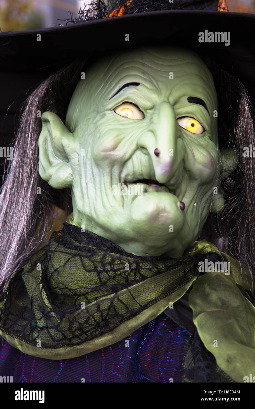 Englische Halloweenparty Hexe. Stockfoto