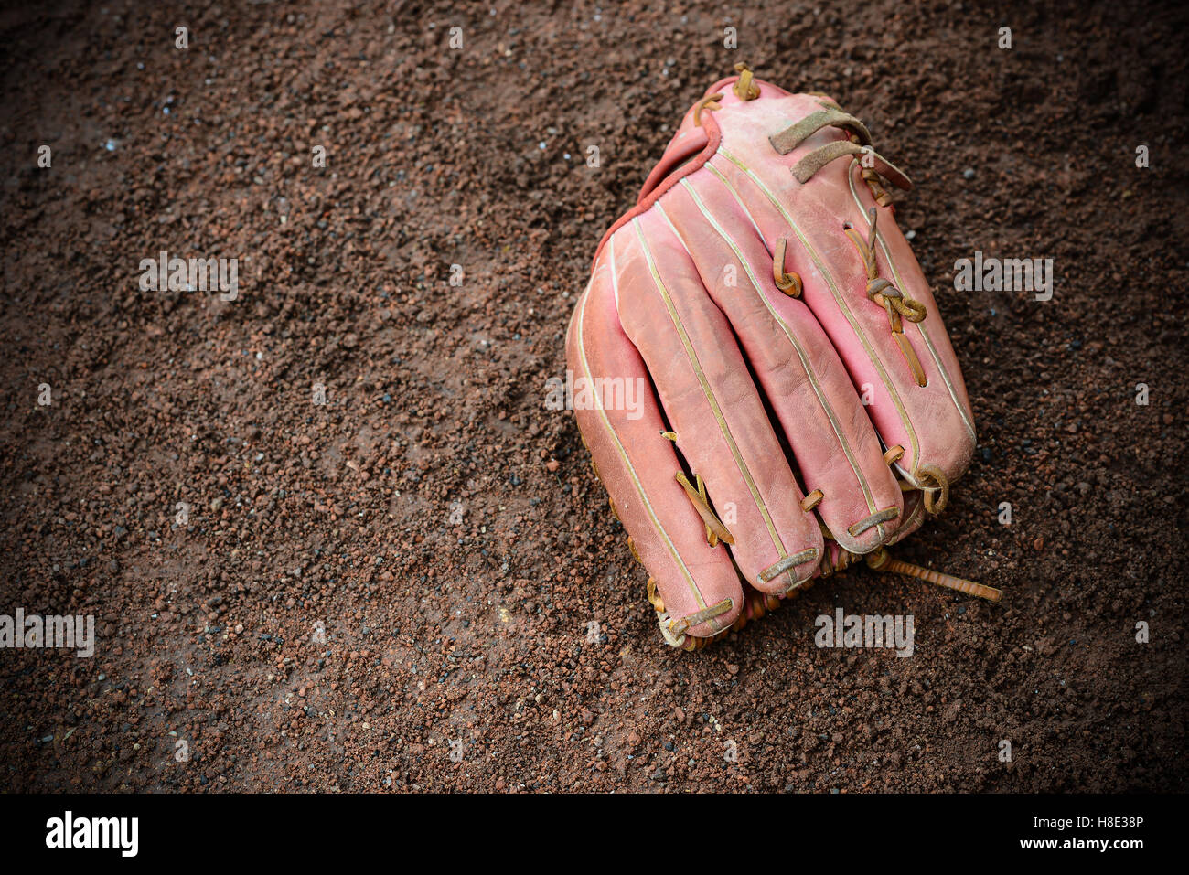Baseball-Handschuh auf dem Boden Stockfoto