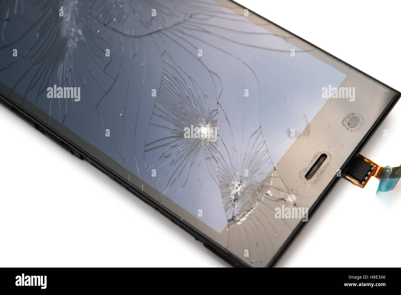 zerbrochenen Bildschirm eines Smartphones auf weißem Hintergrund Stockfoto