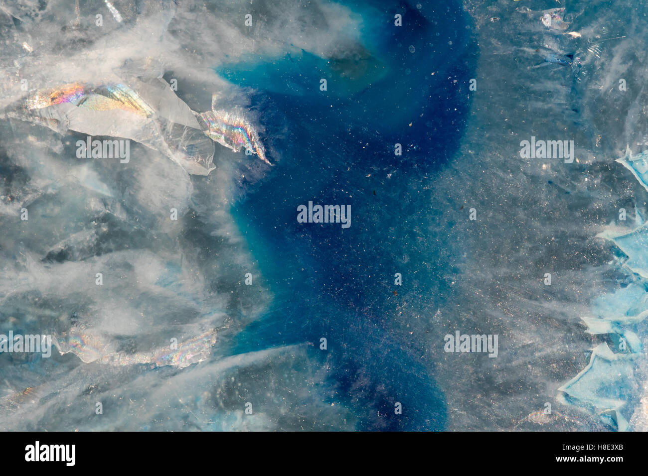 Nahaufnahme von einem bunten Stein - Muster von Kristallen natürlichen Ursprungs auf der Oberfläche des Steins Stockfoto