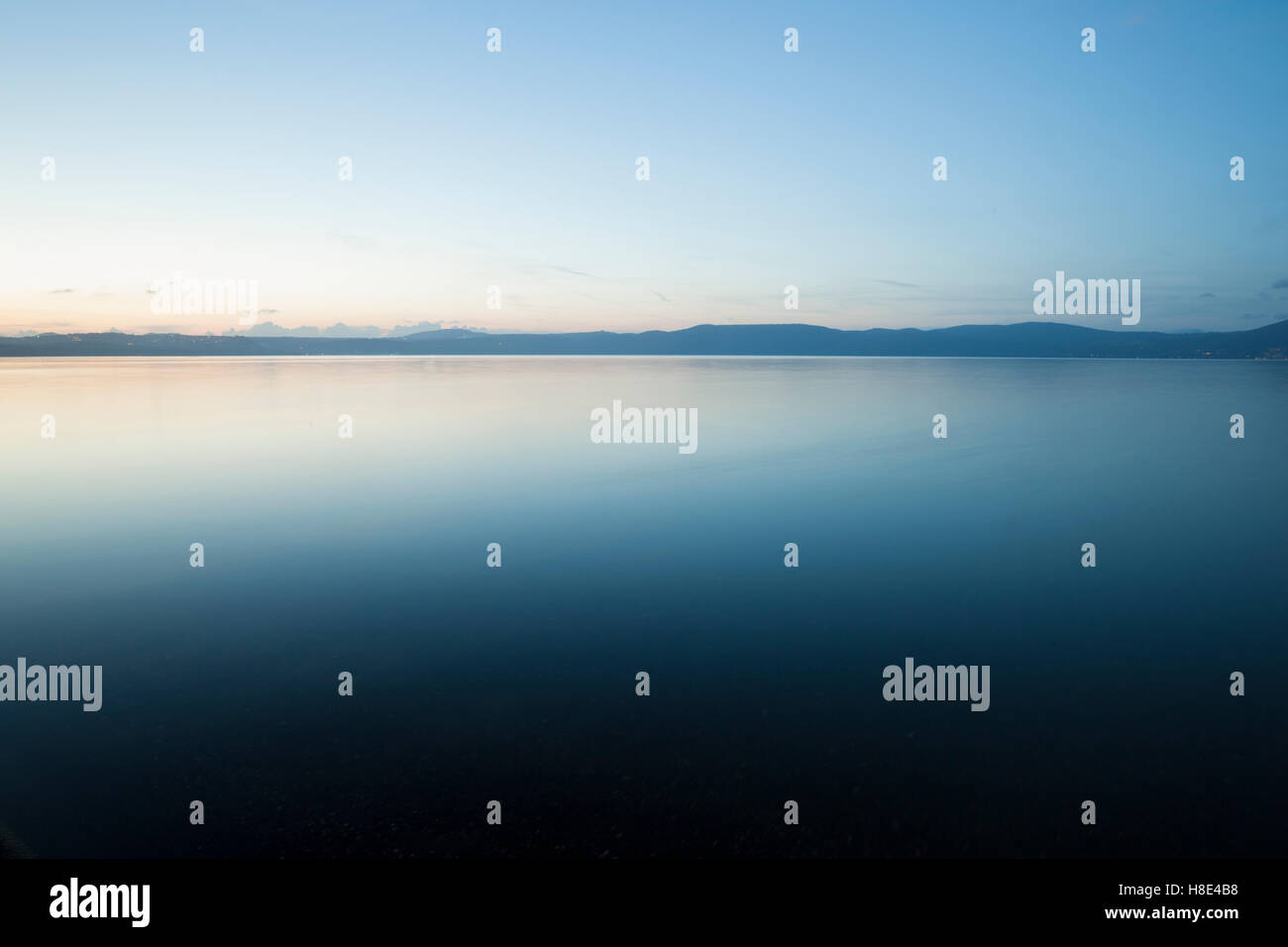 Sonnenuntergang über einem See. Stockfoto