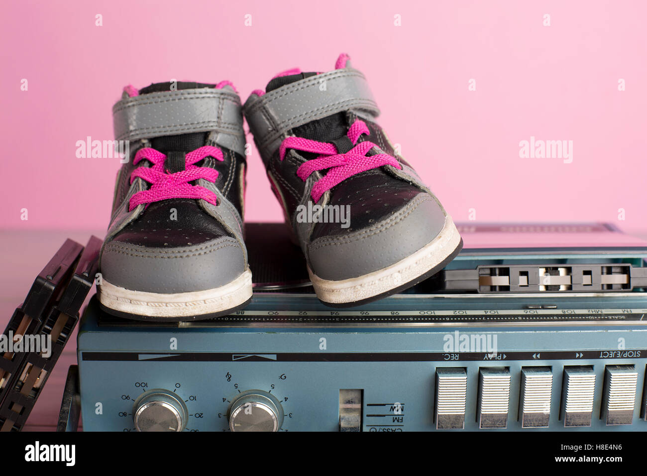 Porträt im 80er Jahre Stil ein kleines Kind Turnschuhe Schuhe  Stockfotografie - Alamy