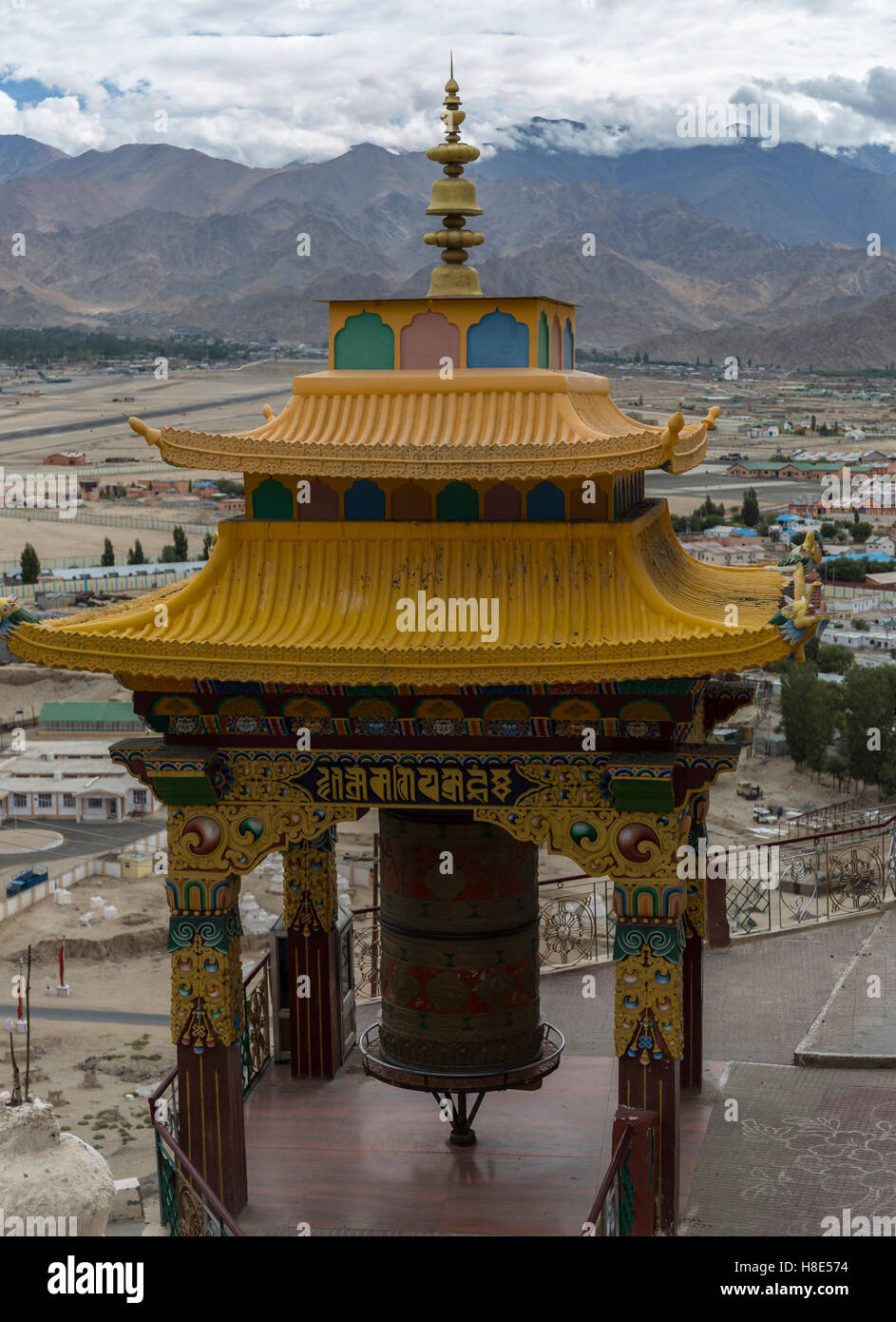 Großen Gebetsmühle in Spituk Gompa Stockfoto